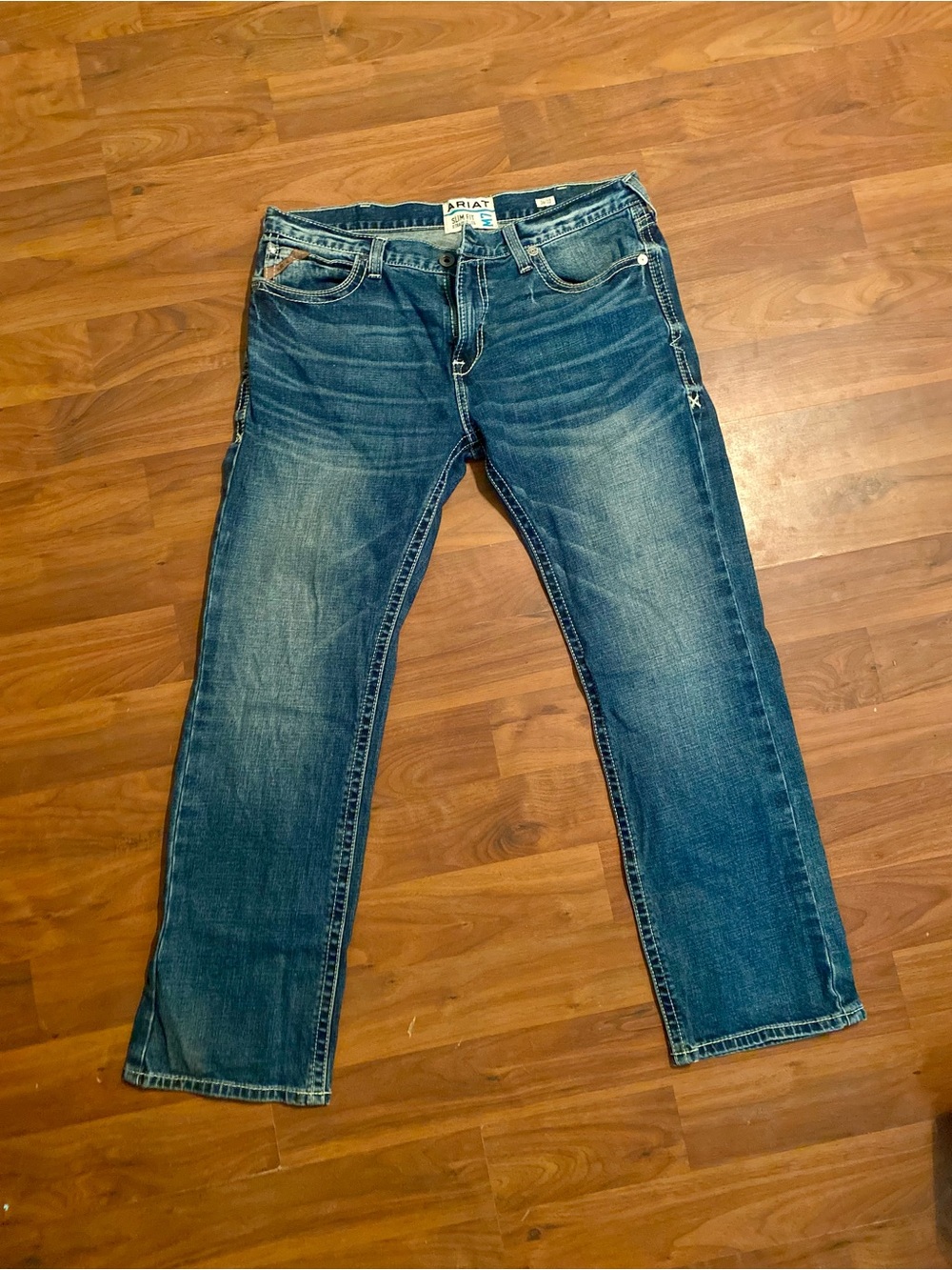 Ariat Men's Medium Wash Straight Jeans size 36-32  like new.